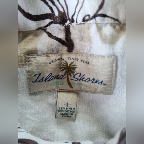 ISLAND SHORES Men's Button Up Shirt. Size Large. Short Sleeves. Smoke Free Home - Picture 2 of 3